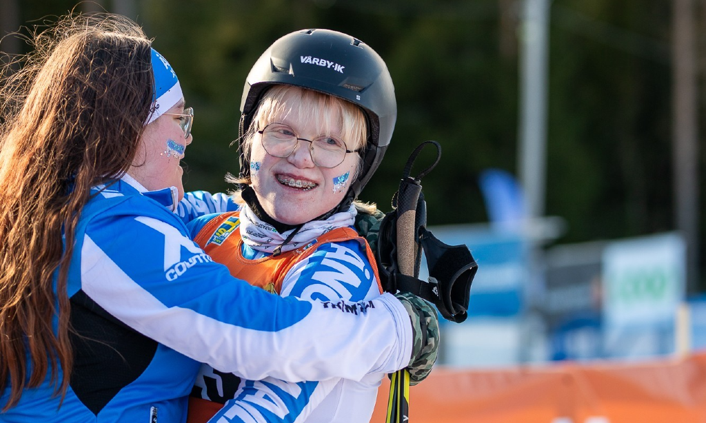 En glad Sophie Hållander får kram av en medtävlande.