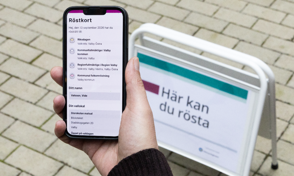 Vit gatupratare med pil och texten: Här kan du rösta
