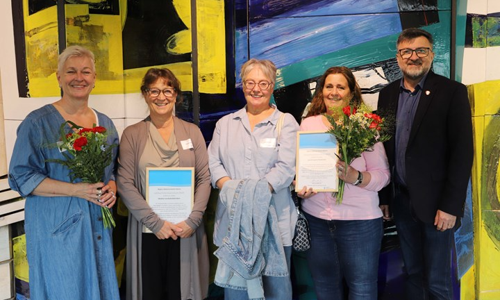Ingela Skopac Sedin, verksamhetschef Folktandvården, Marie Englund Lindberg och Lillemor Pettersson från den mobila tandvårdskliniken, Ingela Dahlin från Storöringens fiskeklubb samt Jasenko Omanovic (S), 1:e vice ordförande i regionala utvecklingsnämnden. De står framför en väggmålning.