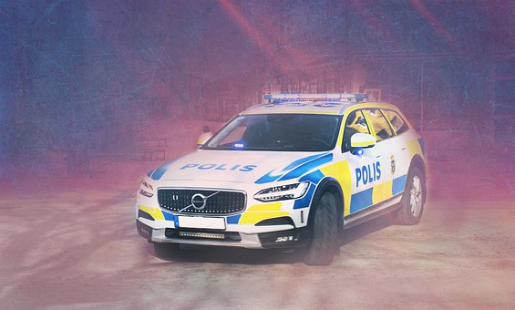 Polisbil som står uppställd för visning