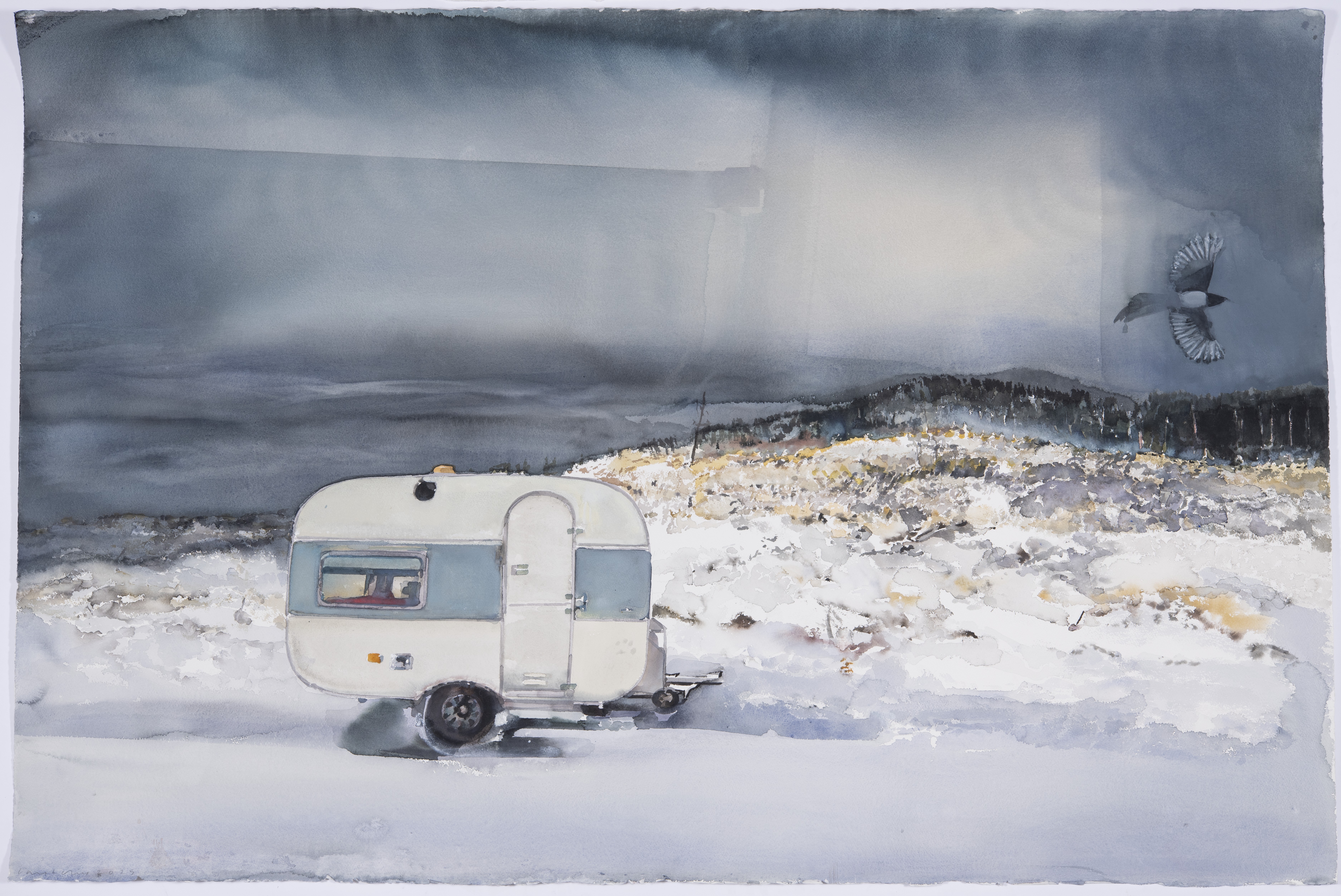 Vintermålning med mörkgrå/blå himmel. Dimma som ligger över vattnet. Lite skog intill. En kråka flyger i skyn. Gula växter som sticker upp ur snön. Husvagn parkerad i förgrunden. Den är vit med blå midja.