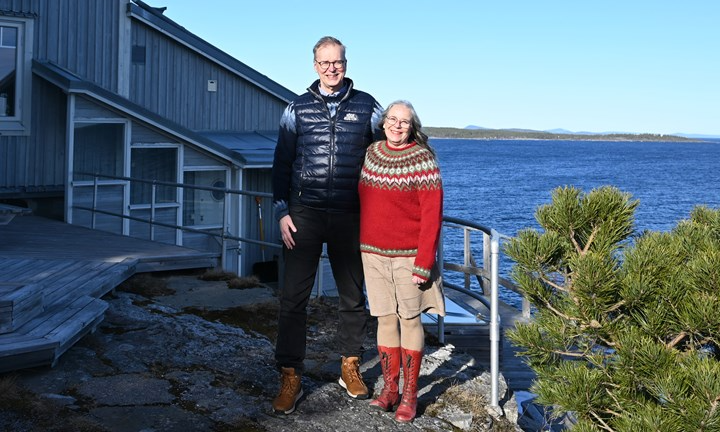 Lotsstugan vid havet. Paret Hemström står på klipporna i förgrunden.