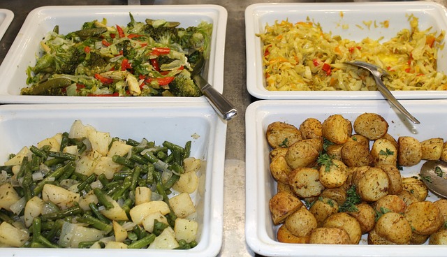 Vita byttor med rostad potatis och sallader