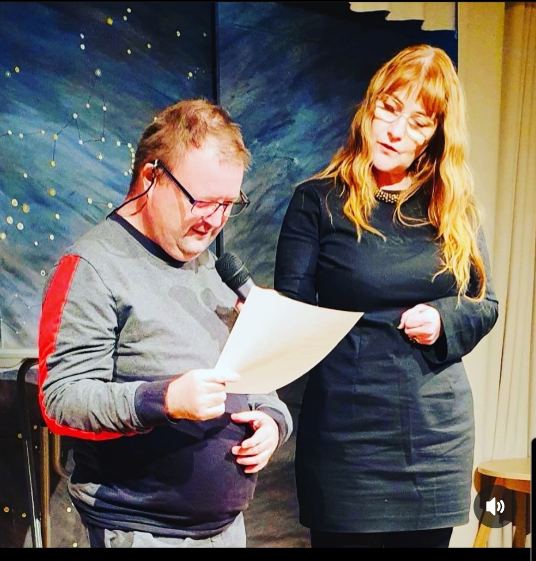 Andreas från Kulturskaparna läser dikt. Läraren Kristina står bredvid.