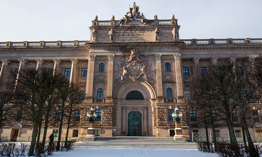 Fasaden till riksdagshuset. Byggnaden är i sten.