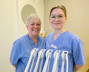 Superhandledare för tandhygienister står vid instrumentpanel