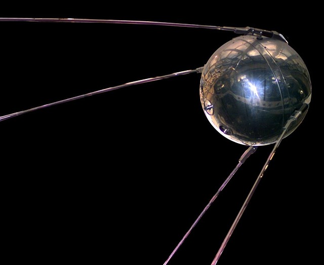 Satelliten Sputnik,  ett runt klot med antenner och som en badboll i storlek.