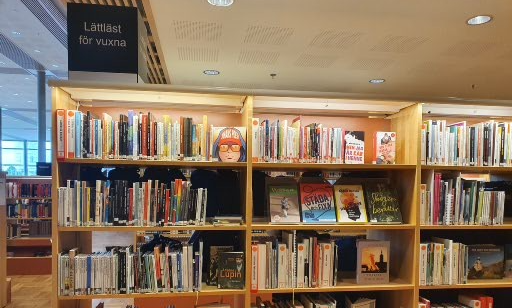 Bokhyllor med lättlästa böcker på bibliotek