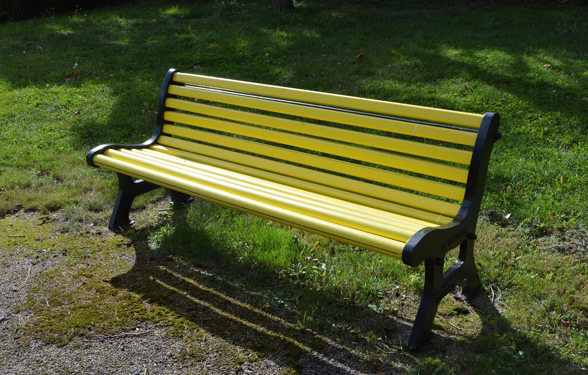 Gul bänk vid promenadväg