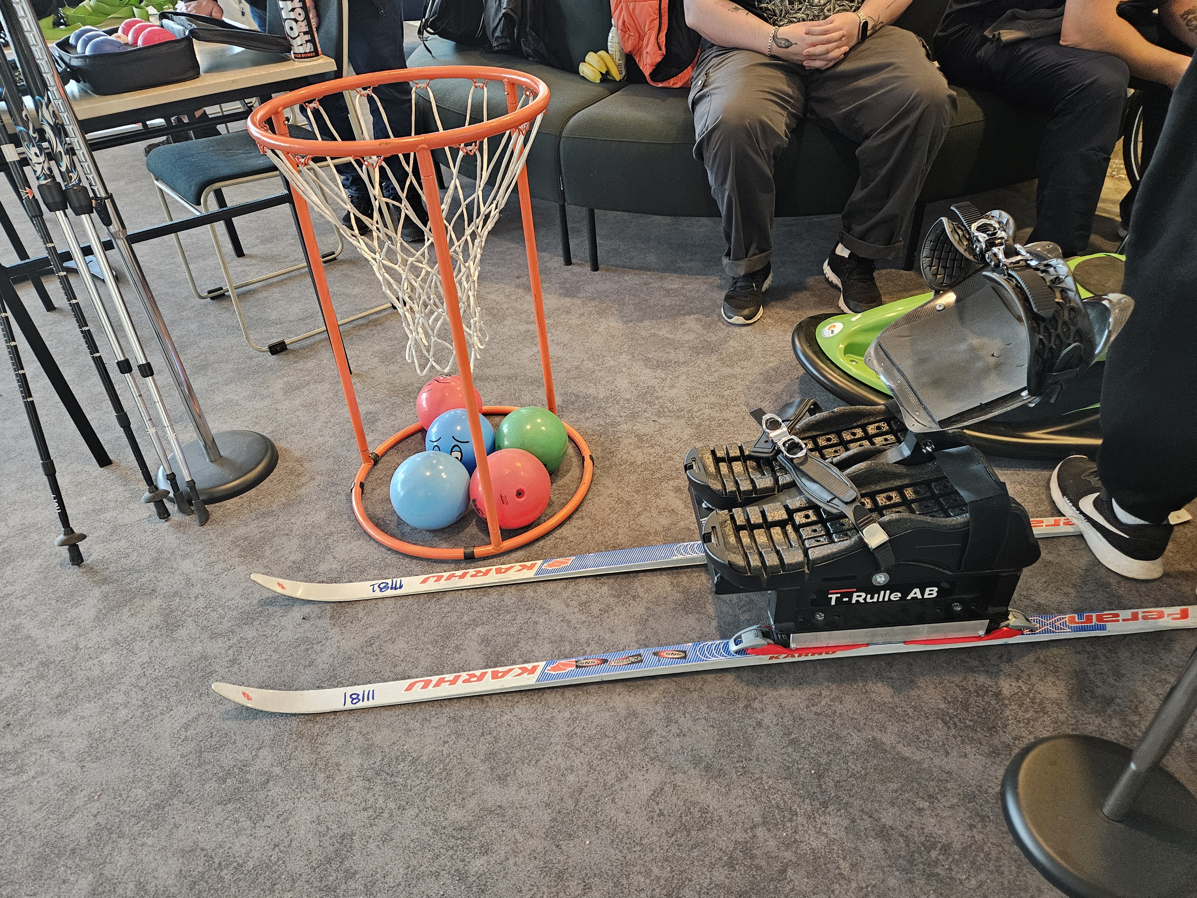 Sportutrustning på Fritidsbanken, t ex basketkorg och sitskiskidor