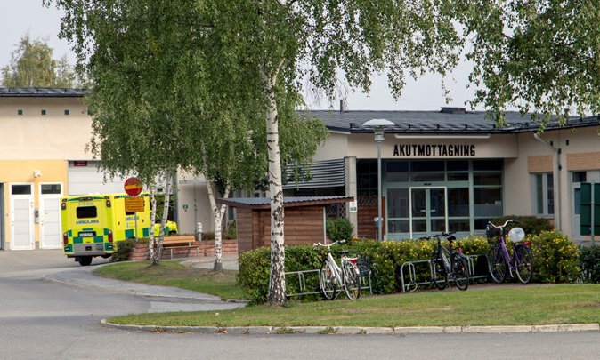 Akutmottagningens entré på Sollefteå sjukhus. Det står även en ambulans utanför. Det är en sommarbild.