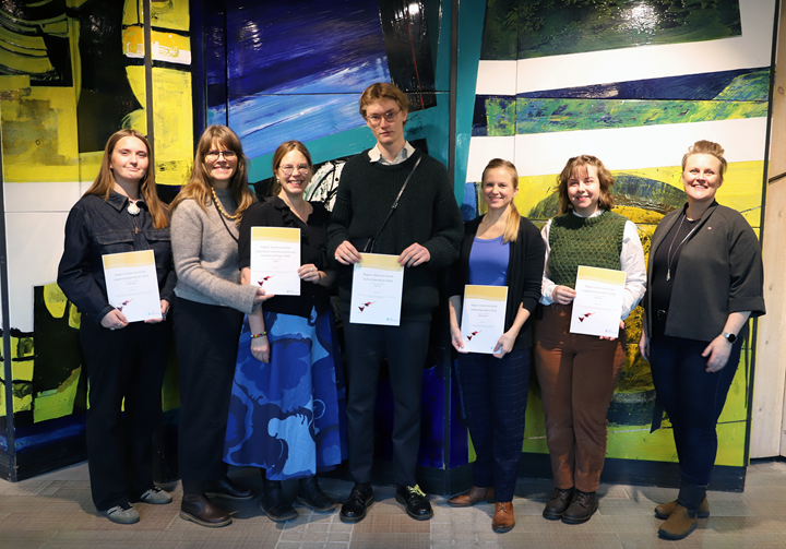 Några av kulturstipendiaterna och regionstyrelsens ordförande Sara Nylund